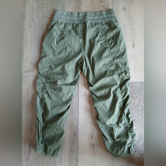The North Face Aphrodite Capri Women's pants, Size S in army green - Picture 4 of 6